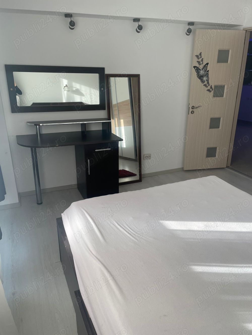 Închiriez apartament cu 2 camere 