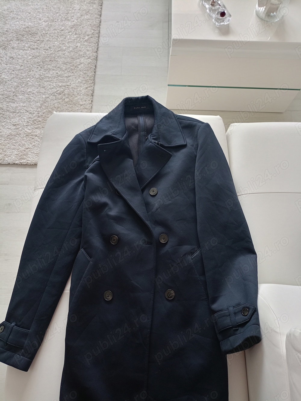 Vând haina bărbătească de la Zara , produs de calitate mărimea M,că și nouă.