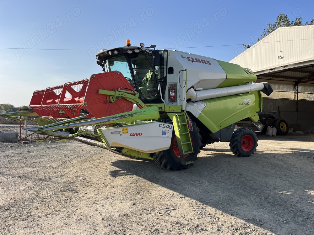 Combina Claas Tucano 320 din 2013