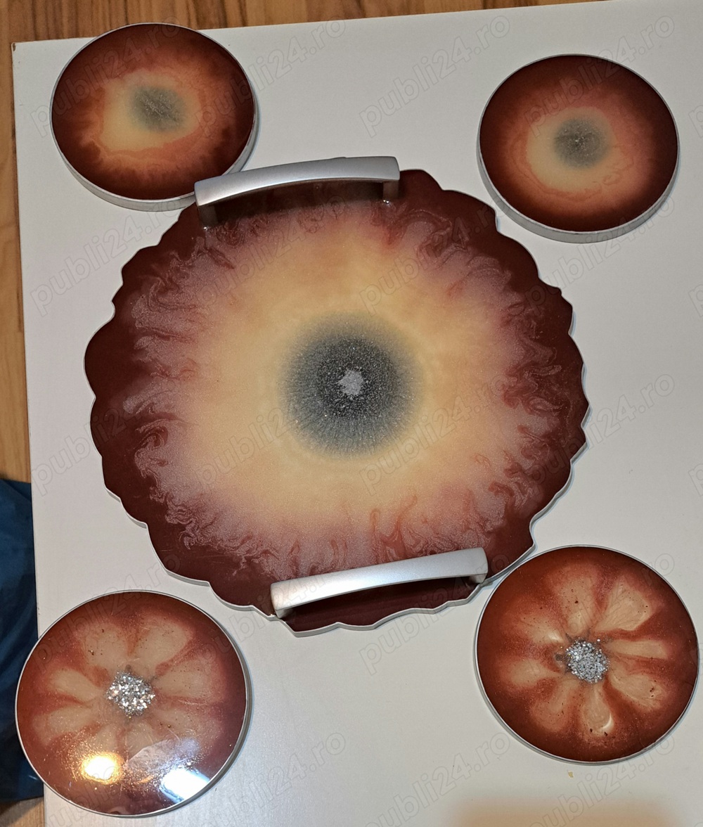 Set, suport de cesti de cafea și ibric din rășină, lucrate manual.