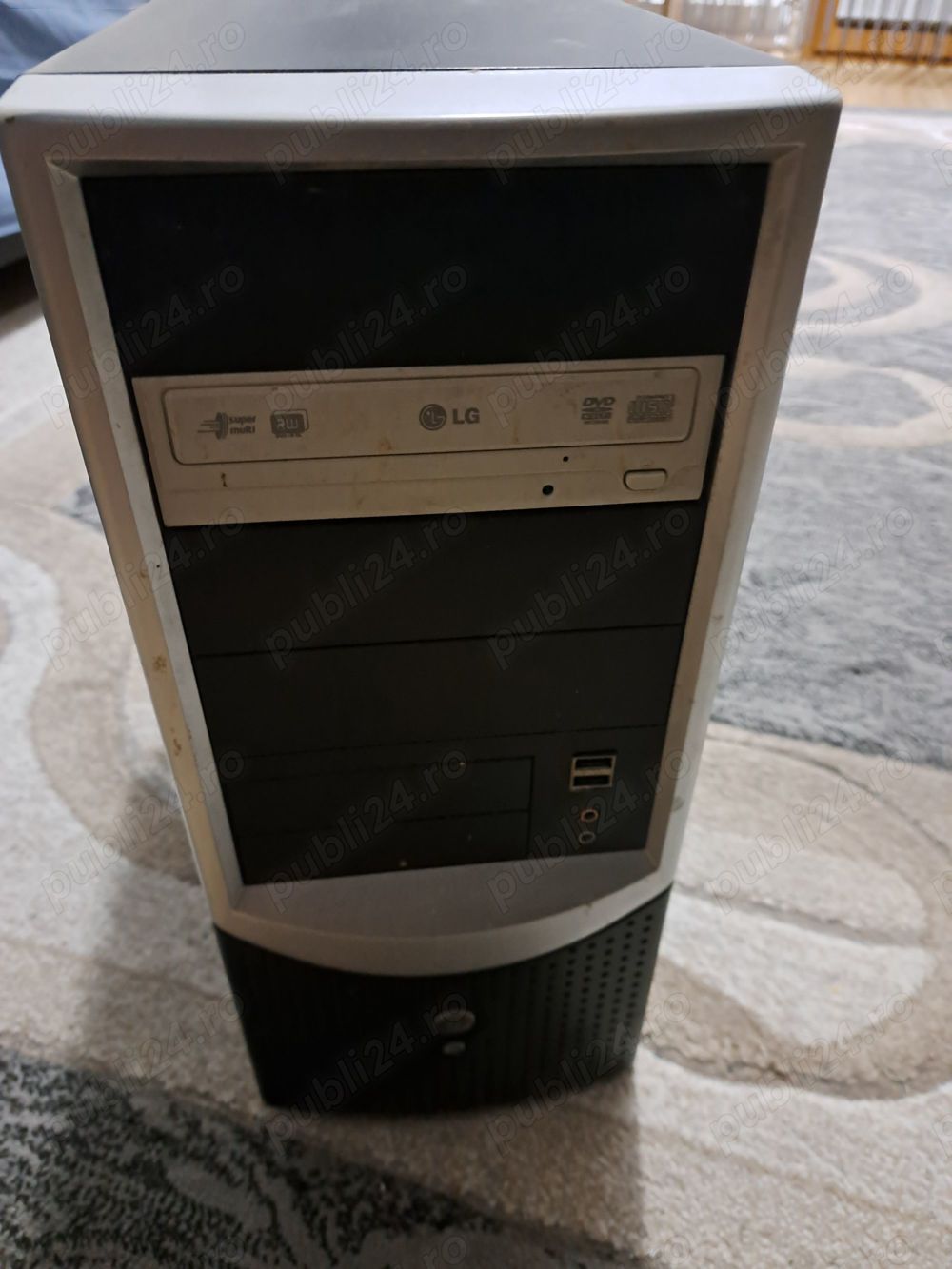 Desktop cu monitor,tastatură și mouse.