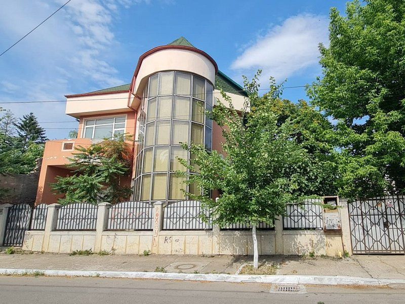 Vila cu piscina, 950 mp teren - Piata Centrala, str. Posta Veche