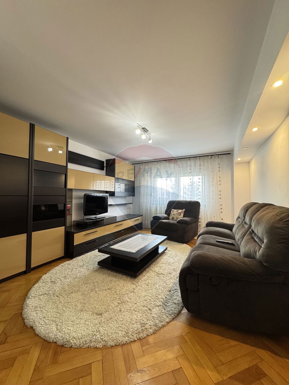 Apartament cu 3 camere de vânzare în zona Vitrometan