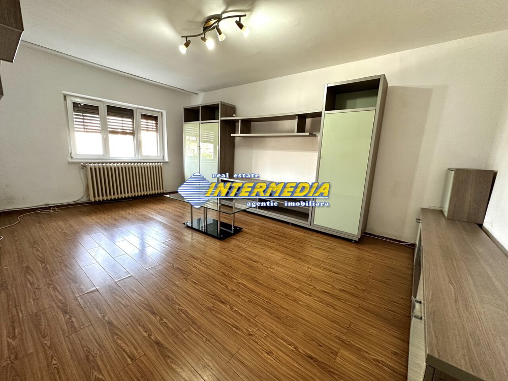 Apartament 3 camere 68 mp decomandat etaj 1 de vanzare in Cetate zona Mercur