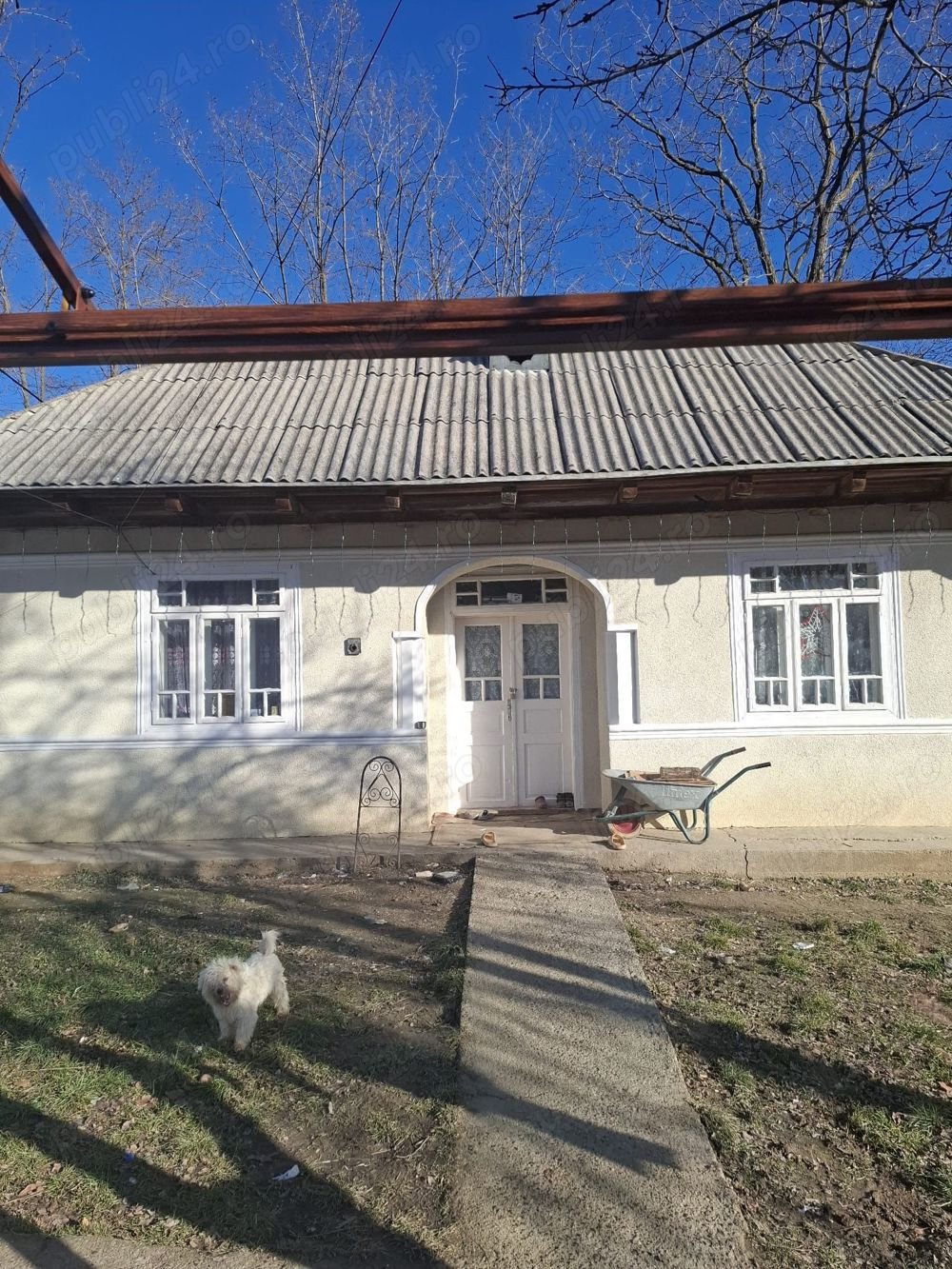 Casa de vanzare , suprafata de teren 3600mp . Casa batraneasca locuibila, compusa din 3 camere , s