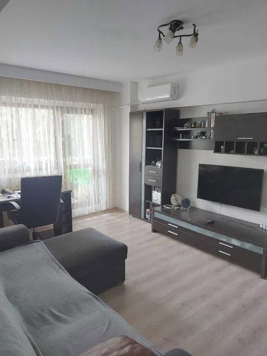 Apartament de 2 camere, 55 mp, AC, balcon, zona Basarabia 