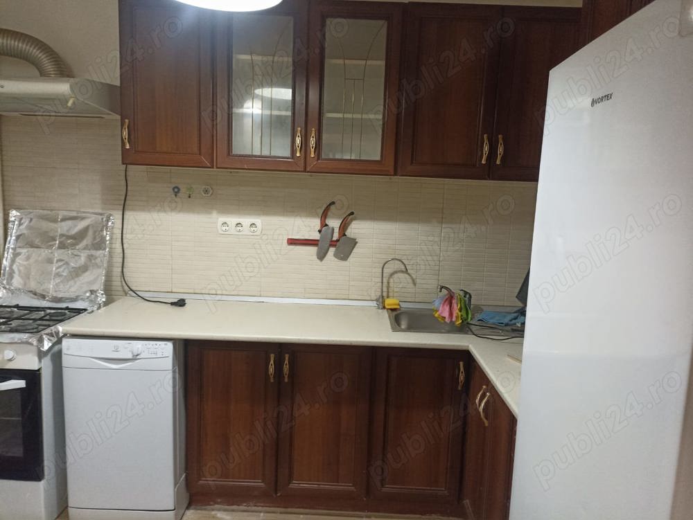 Inchiriez apartament 3 camere complet renovat si mobilat cu  loc de parcare !