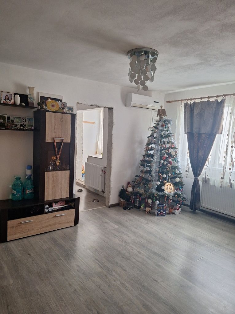 3 camere etaj 3 zona Girocului