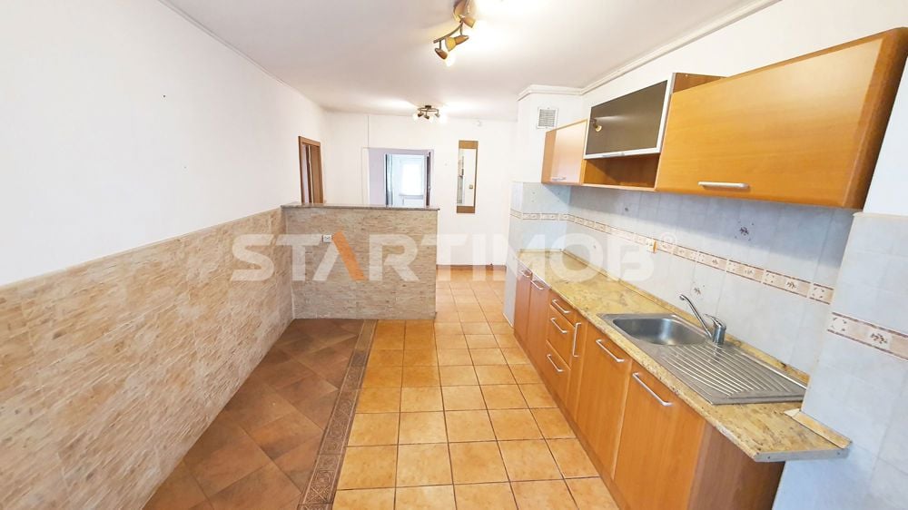 Apartament 3 camere  cu boxa si parcare