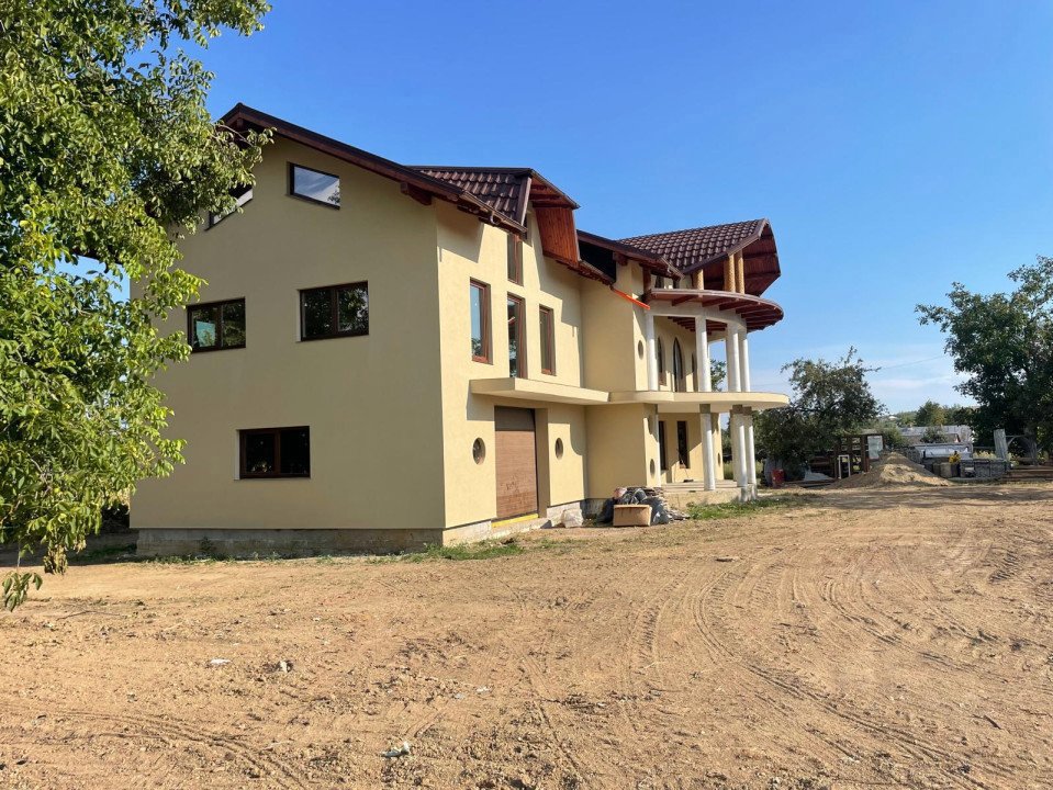 Casa cu 10 camere, 550 mp utili, 10.000 mp teren, zona Zvoristea, Suceava