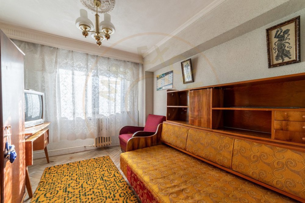 Apartament cu 3 camere, etajul 1 - Centru