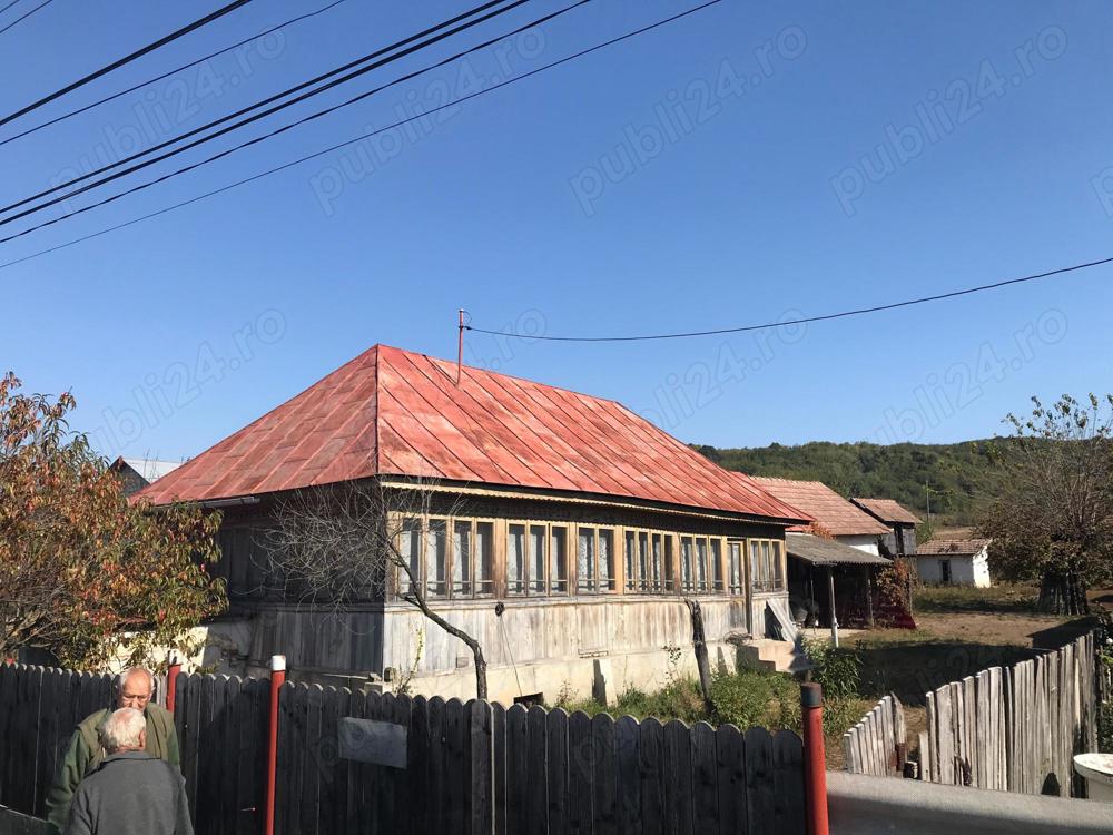 Casa batraneasca gradina teren arabil ( si padure ) sat Izvoru, Comuna Creteni, Judetul Valcea