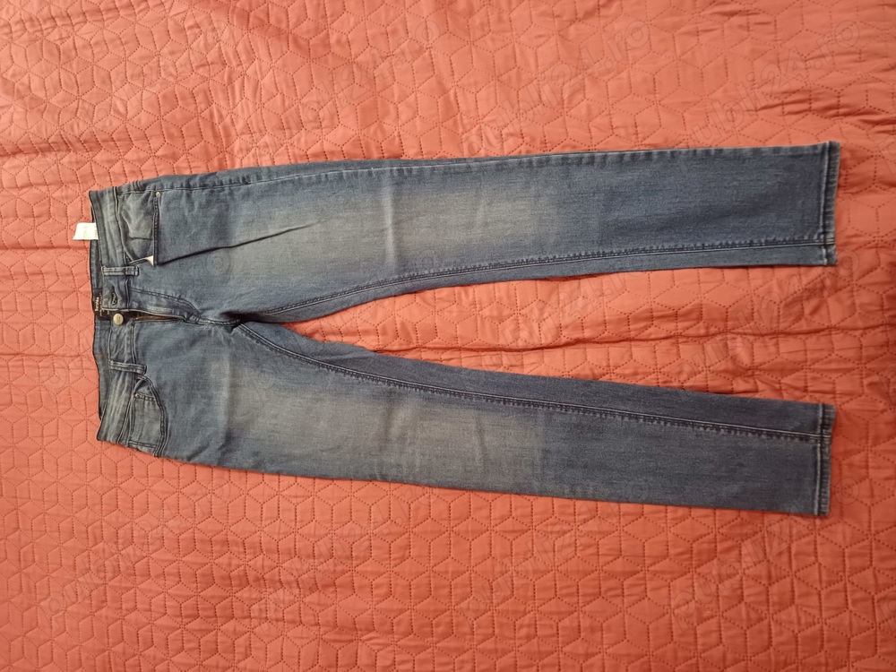 Vand blugi de bărbați, Bershka, noi, nepurtati.
