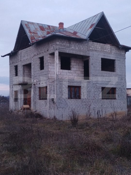 Casă la rosu de vanzare, 257 mp, zona Valea Voievozilor