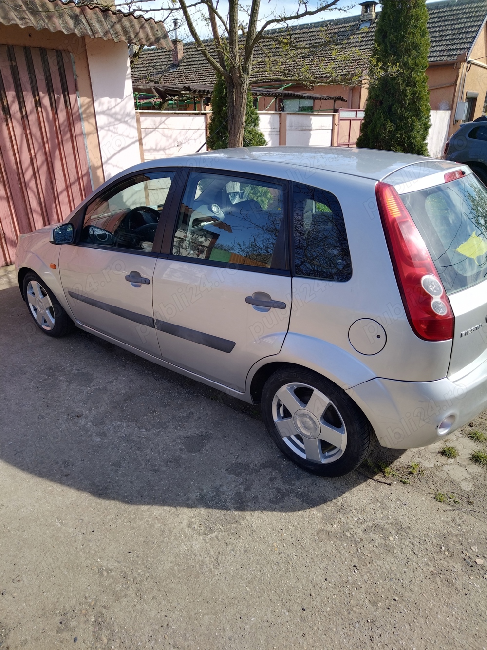 Vand Ford Fiesta 1,4 TDCI an 2006 clima 205000km roti iarna vara. Pret1550euro neg