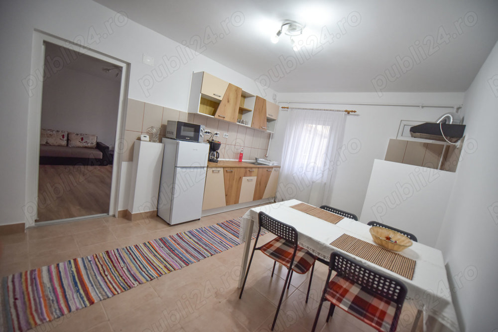 Inchiriez apartament cu 3 camere, 2 bai, 2 balcoane, cu centrala proprie, zona Blașcovici