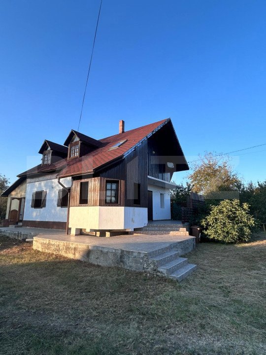 Casă spațioasă de vânzare, 5 camere, 1900 mp teren