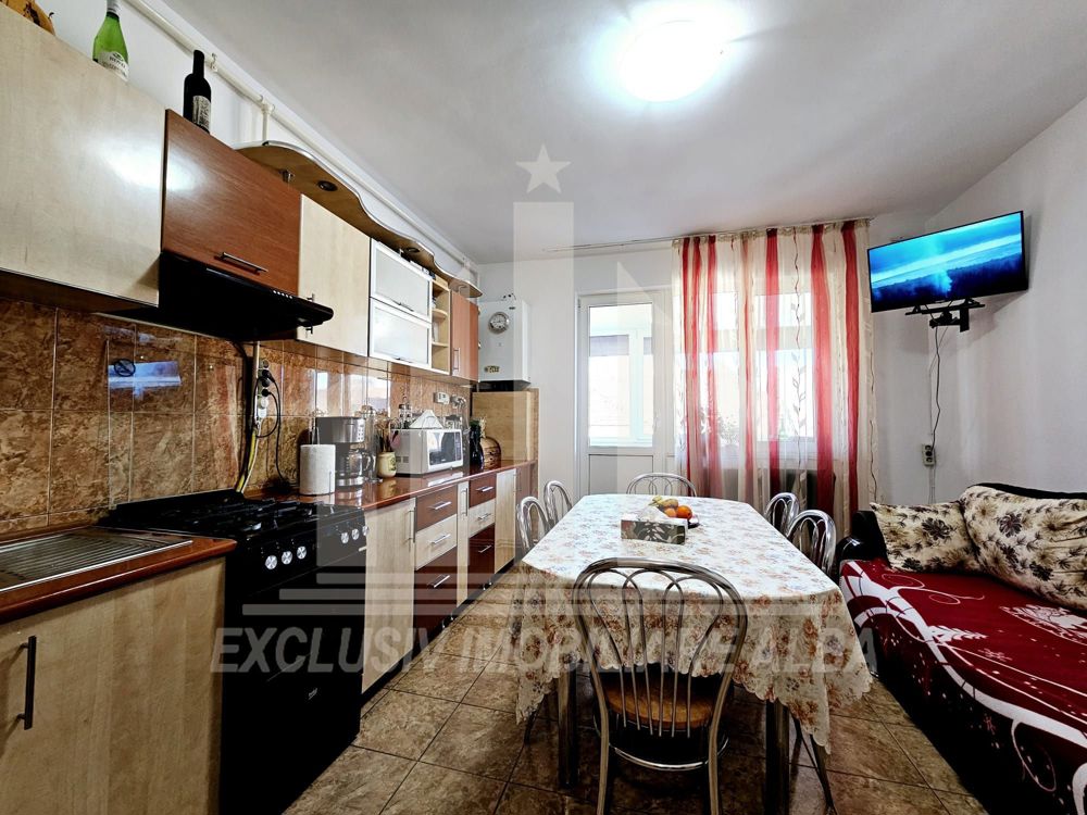 Vand apartament 2 camere zona Cetate-Bulevard