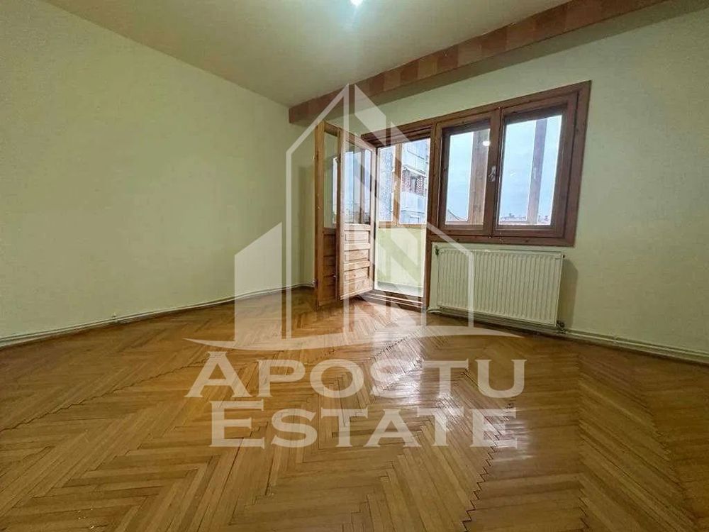 Apartament cu 3 camere, etajul 1, zona Sagului