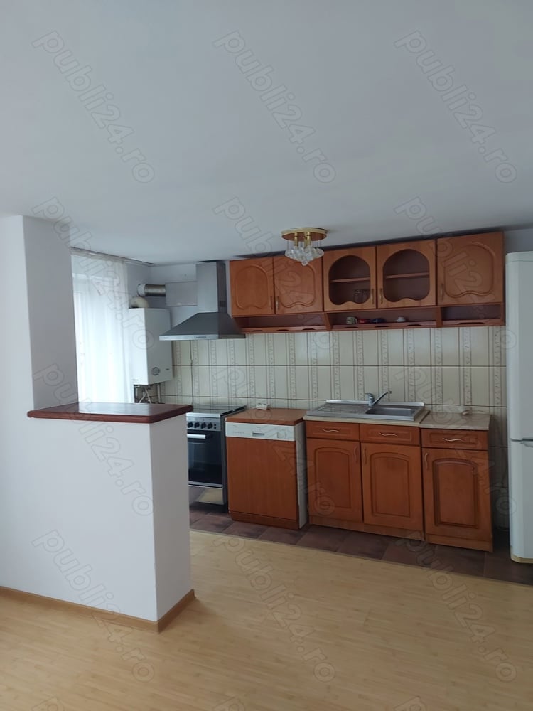 Apartament cu trei camere, zona centrală și liniștită, la vila