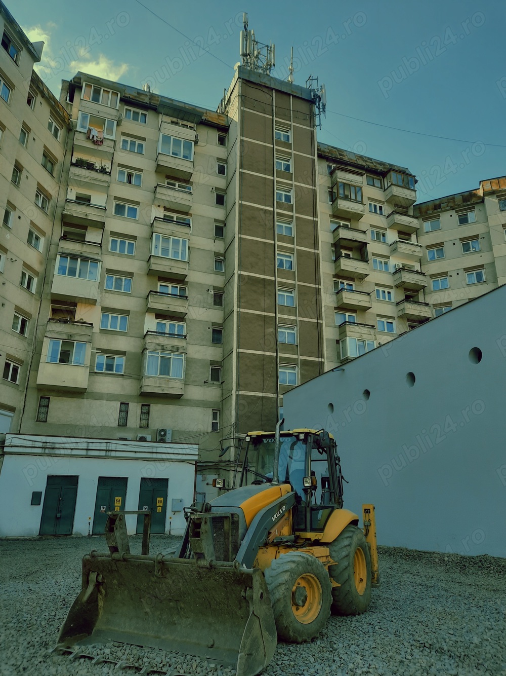 Inchiriere buldoexcavator VOLVO-BL-71 