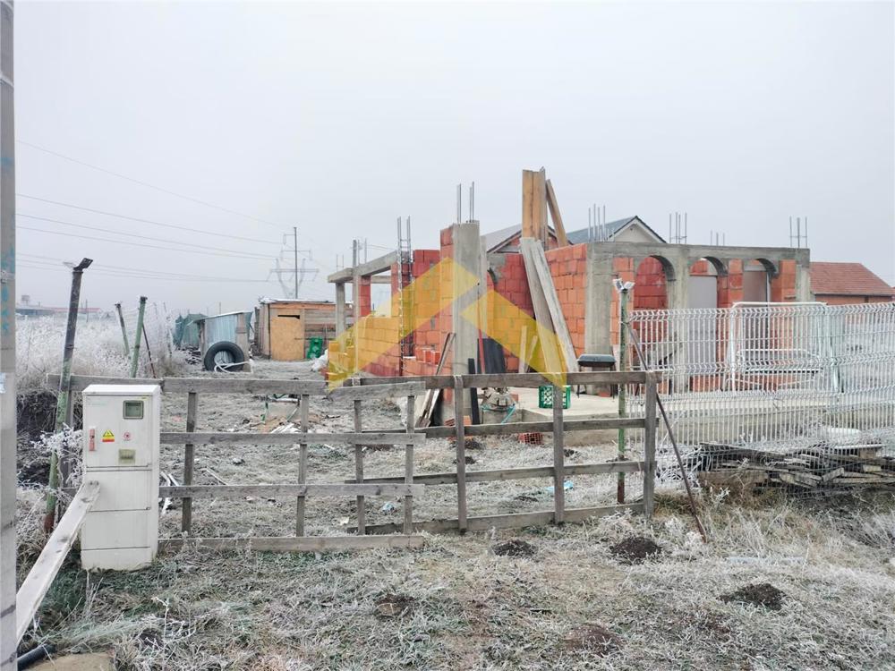 Casa la rosu de vanzare in Fantanele