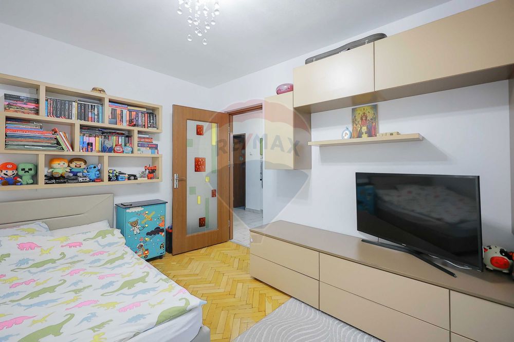 Apartament cu 3 camere de vânzare în zona Decebal