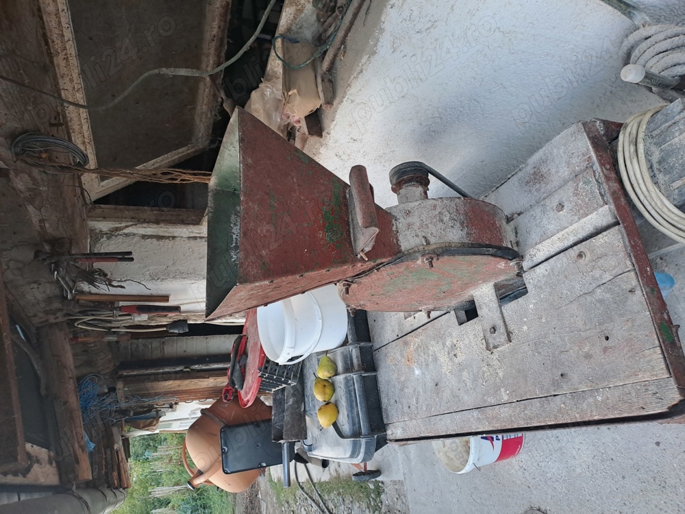 vând moară de.macinat 