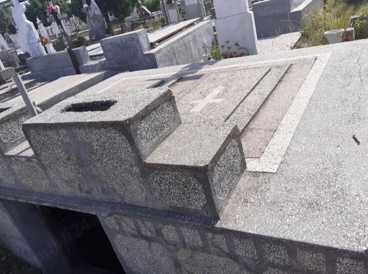 Vând cavou cimitirul Roboaica Craiova aproape de capelă 4 locuri ,posibilitate de 6 locuri