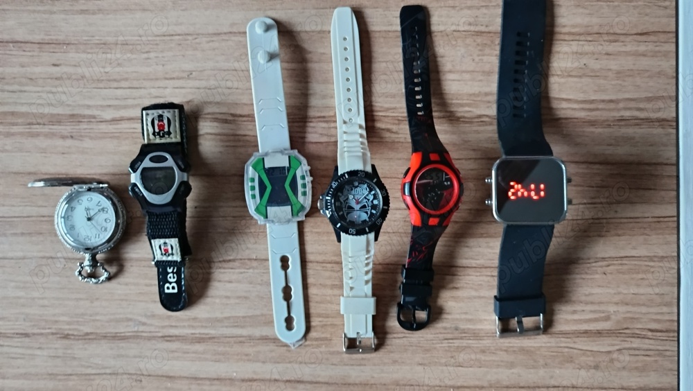 Vând un set de ceasuri cu Quartz.