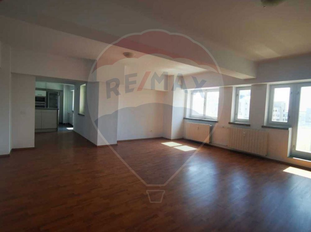 Apartament cu 4 camere de vânzare în zona Calea Bucuresti