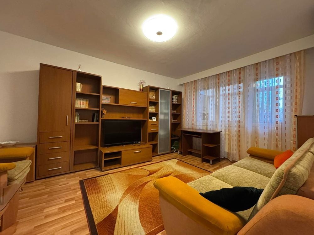 Apartament cu 3 camere de inchiriat, zona Casa de Cultura