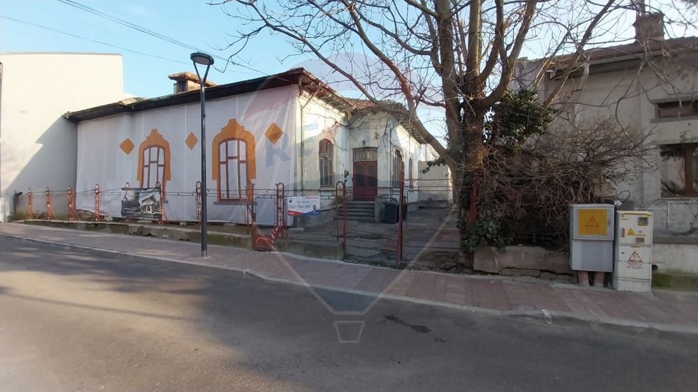 Casă de vanzare in zona ultracentrala si 736mp teren.