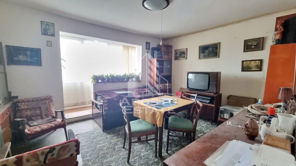 Apartament 4 camere, decomandat, zona Cetatii