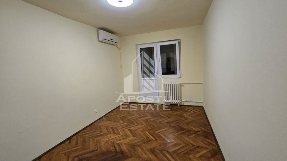 Apartament cu 3 camere, etaj intermediar, zona Dacia