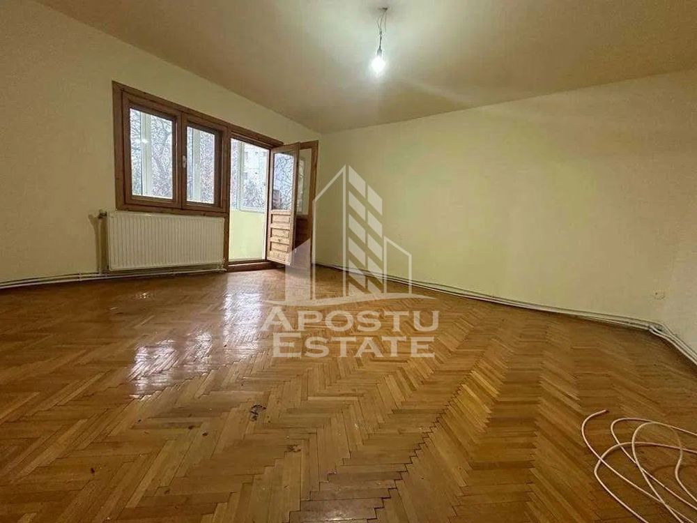 Apartament cu 3 camere, etajul 1, zona Sagului