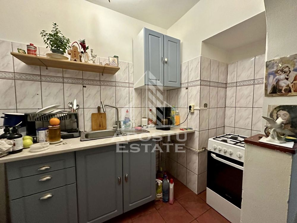 Apartament cu 4 camere, etajul 2, zona Sagului