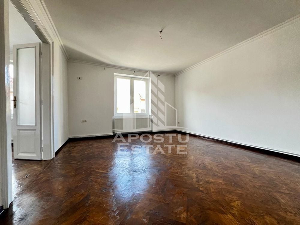 Apartament la curte cu 3 camere,108 mp,centrală proprie, zona Parneava