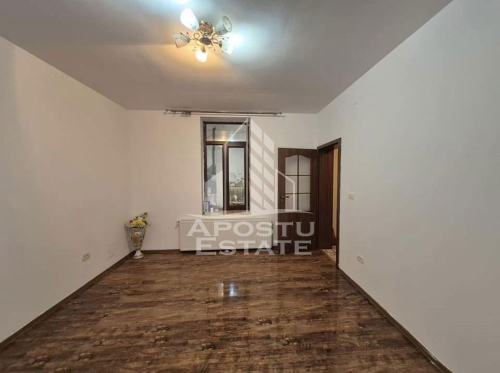 Apartament cu 2 camere la curte comuna, centrala termica, boxa de 50mp