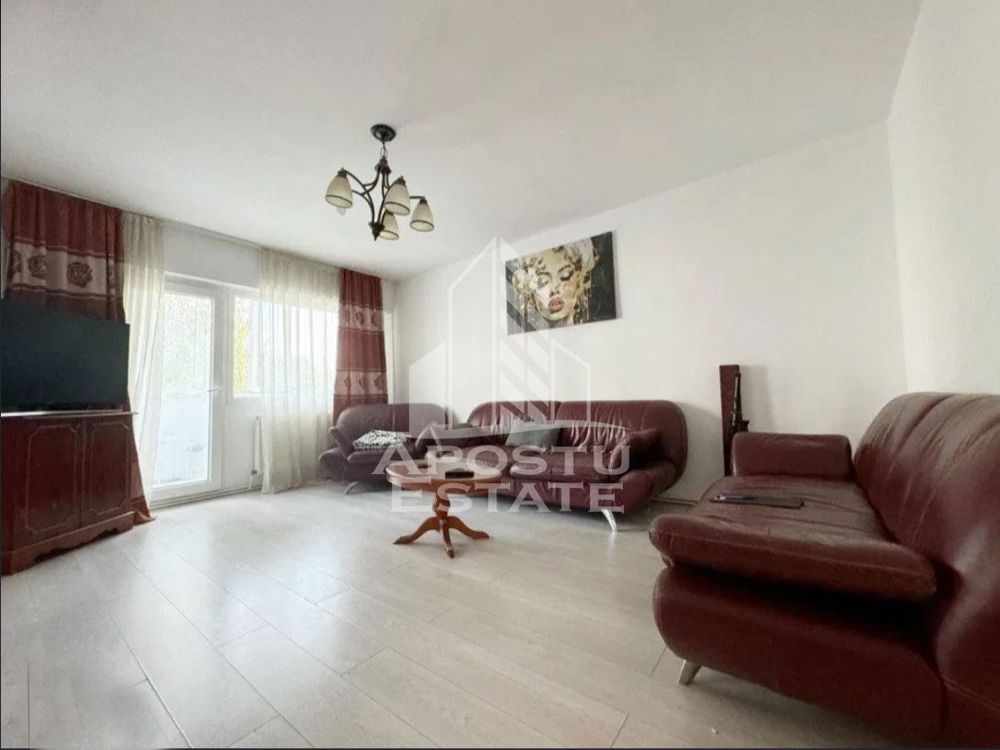 Apartament 5 camere, etaj intermediar + garaj, zona Calea Lipovei