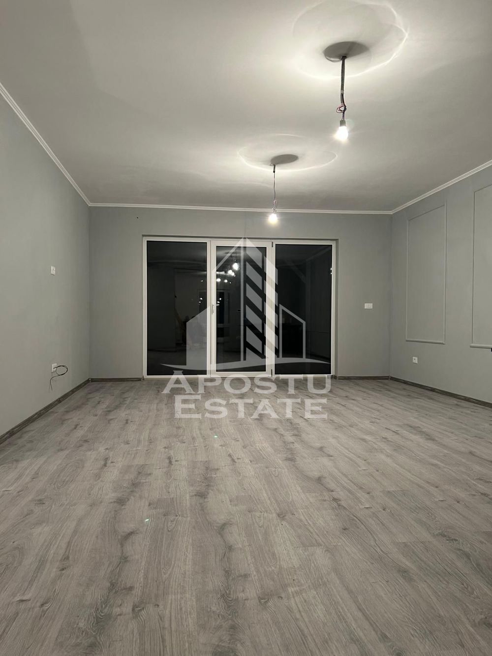 Casa individuala pe parter, 4 camere si 2 bai, 530 mp teren