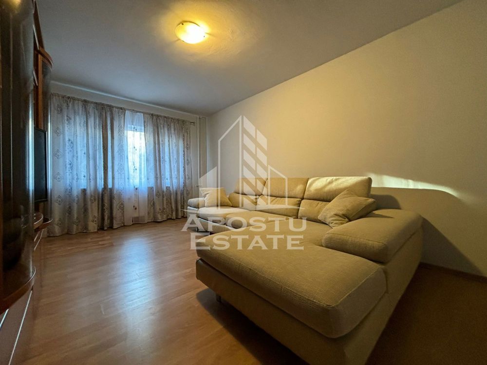 Apartament cu 3 camere, zona Lipovei