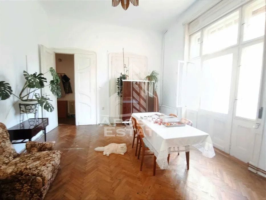 Apartament spatios si luminos etaj intermediar in Piata Victoriei