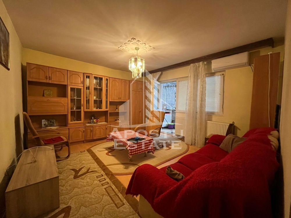 Apartament cu 3 camere, 2 bai, decomandat,etaj intermediar