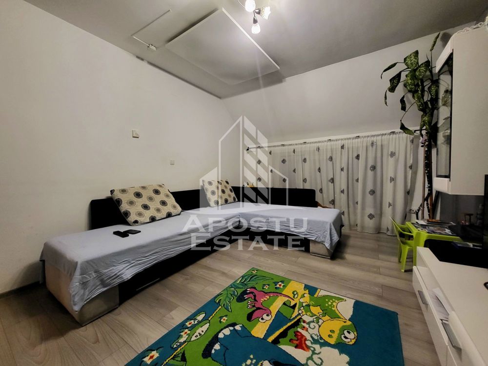 Apartament cu 3 camere, decomandat,  cu scara interioara, zona Lipovei