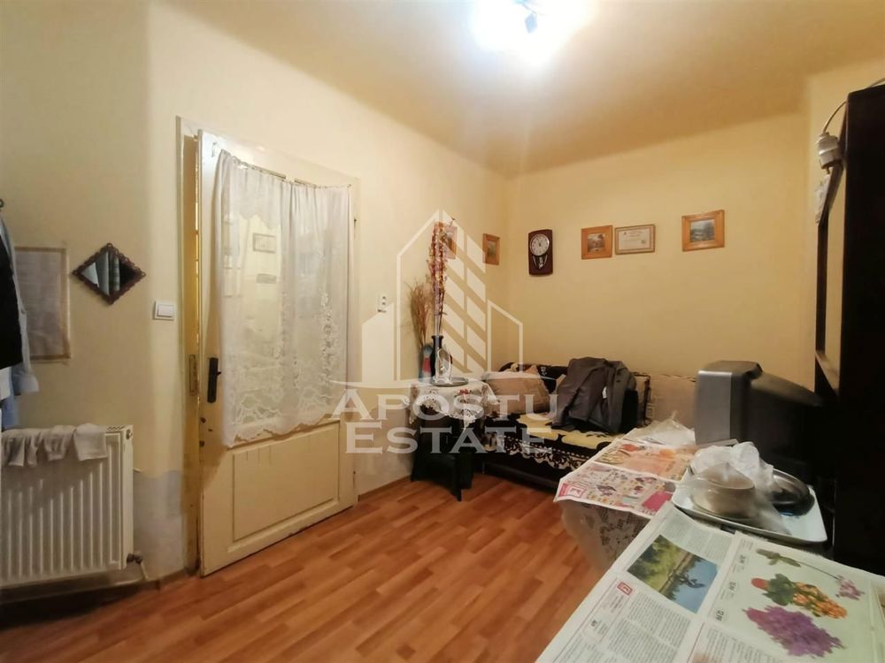 Apartament cu 2 camere, decomandate, centrala proprie in Piata Unirii.