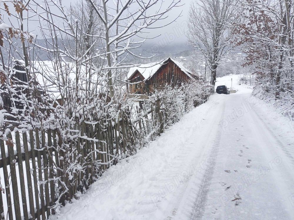 Casă tradițională de vânzare în Țara Zarandului.