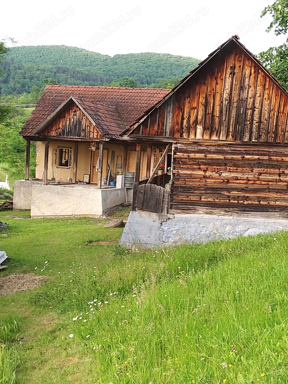 Casă tradițională de vânzare în Țara Zarandului.