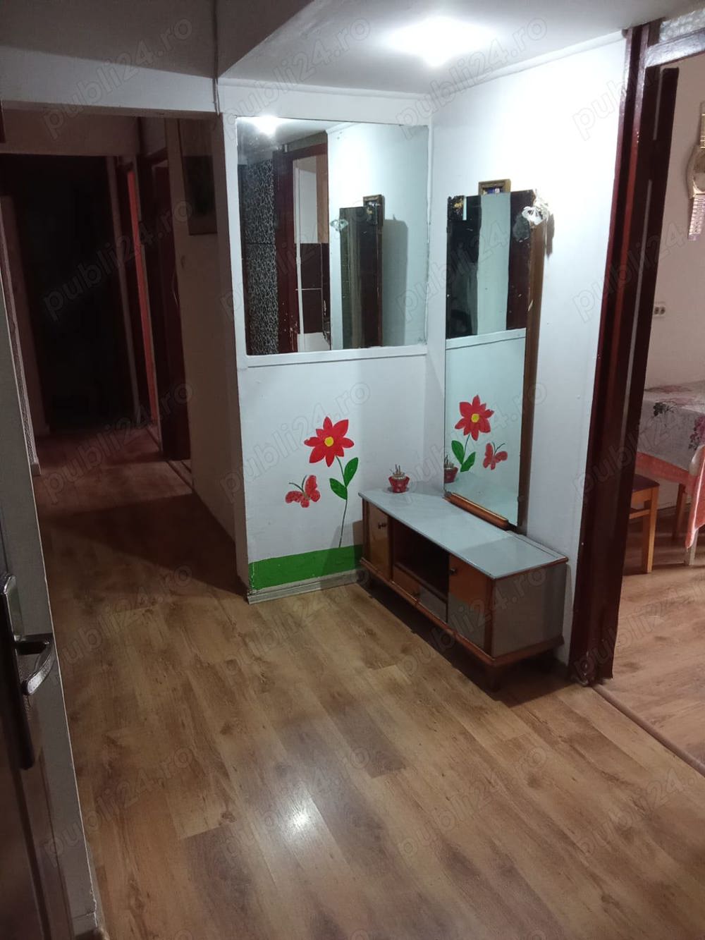 Apartament cu 3 camere decomandat la etajul3 , baie, bucătărie, balcon.