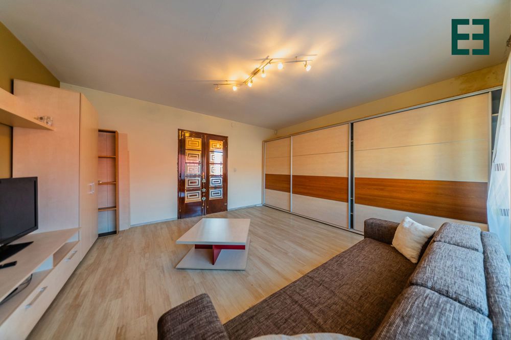 Apartament cu 3 camere etaj 1 zona Ultracentrală